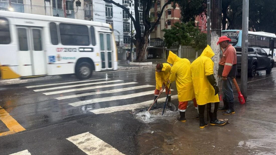 Seminf mobiliza força-tarefa no Centro de Manaus para desobstruir 28 caixas coletoras durante temporal
