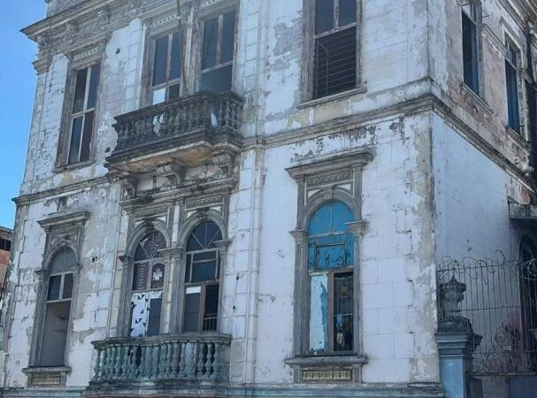 Prefeitura fiscaliza imóveis abandonados e alvos de vandalismo no Centro Histórico de Manaus