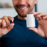 Demanda de suplementos para desempenho acende alerta para uso sem orientação