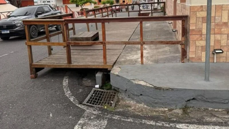 Estrutura de comércio “invade” via pública e revolta moradores em Parintins
