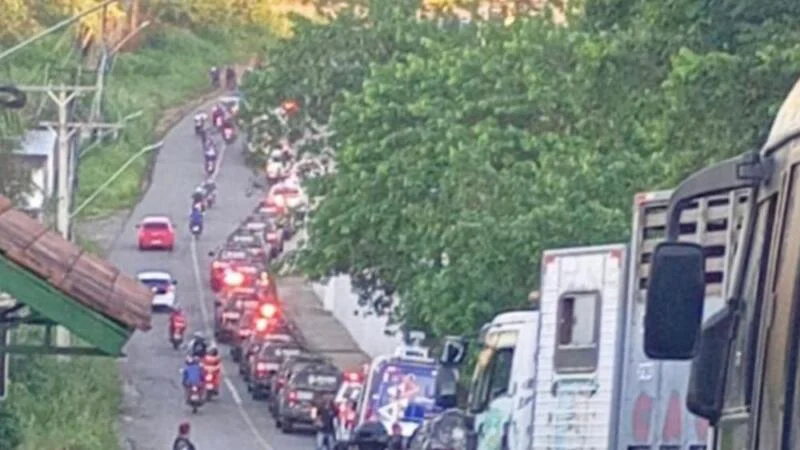 Megaoperação de reintegração de posse derruba 200 barracos na Zona Oeste de Manaus