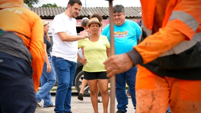 Prefeito Renato Junior vai para as ruas e fiscaliza serviços de tapa-buracos no bairro Gilberto Mestrinho