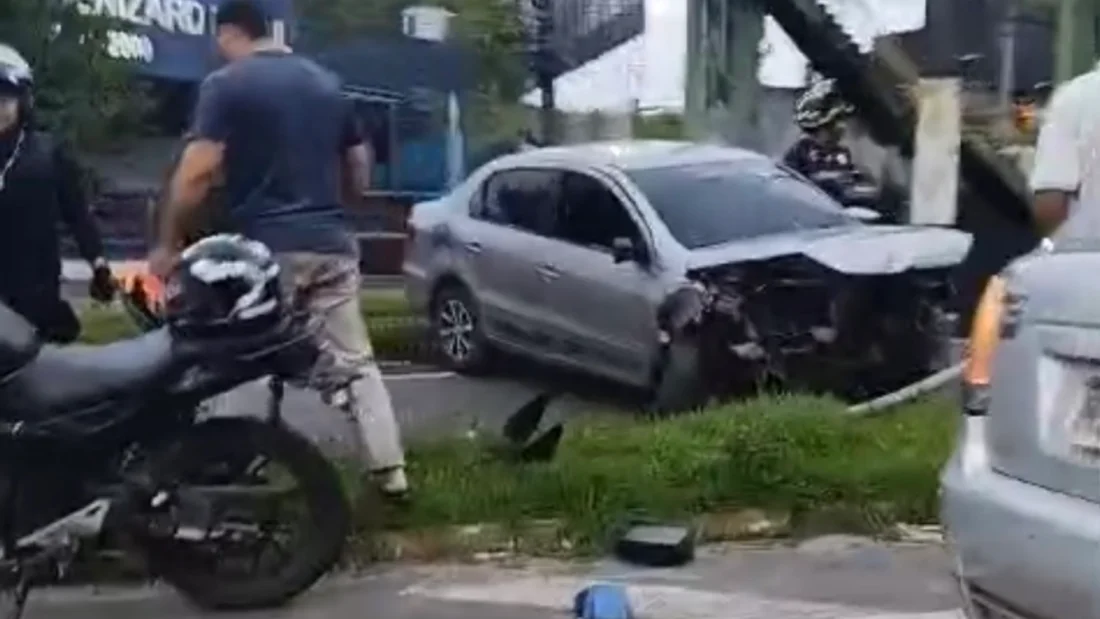 Carro destrói frente ao colidir contra passarela na Torquato Tapajós em Manaus - Portal Remador