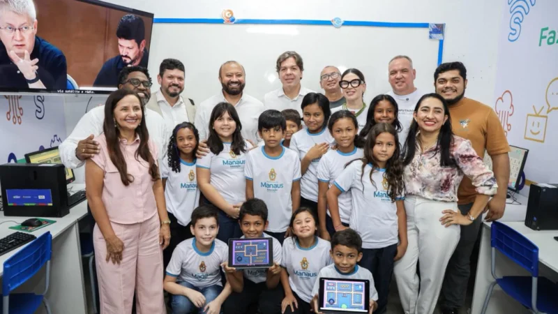 Ministro das Comunicações inaugura laboratório de informática e reforça conectividade em escolas da zona rural de Manaus