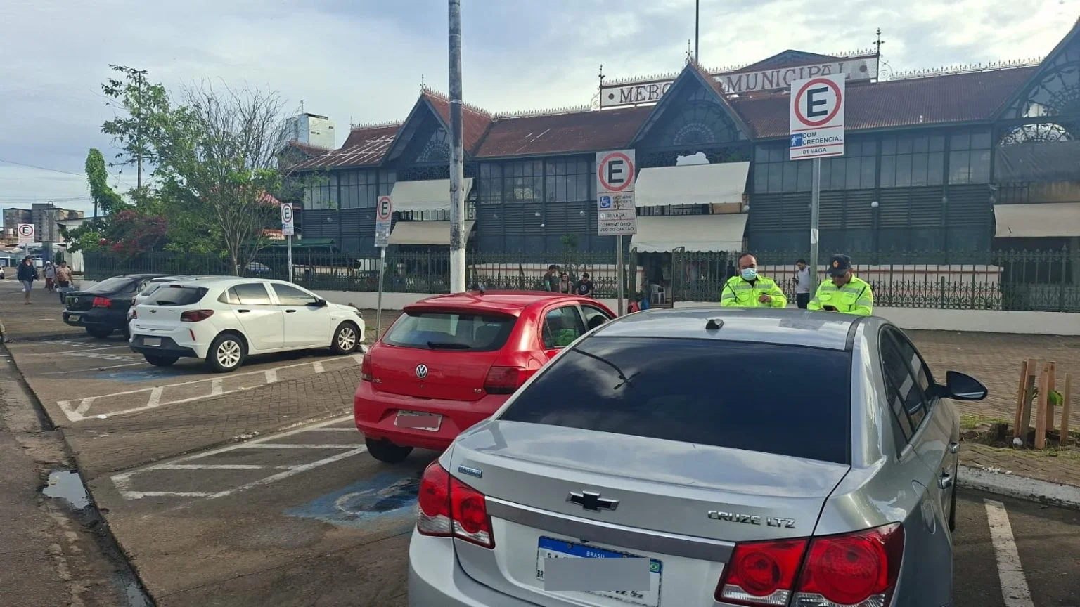 IMMU faz varredura no entorno do Mercadão e pune invasores de vagas prioritárias