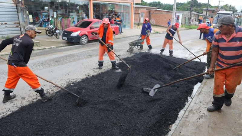 Prefeitura de Manaus realiza serviço de manutenção asfáltica em 500 metros de extensão da avenida 7 de Maio, no bairro Nova Cidade