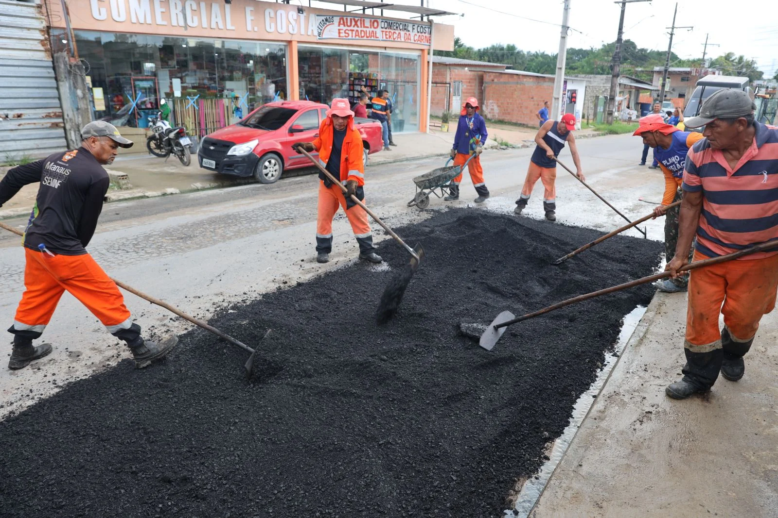 Prefeitura de Manaus realiza serviço de manutenção asfáltica em 500 metros de extensão da avenida 7 de Maio, no bairro Nova Cidade