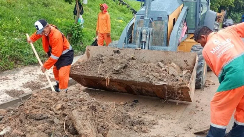 Prefeitura de Manaus avança com obras de drenagem e reconstrói calçada na rua José Romão, no São José - Portal Remador