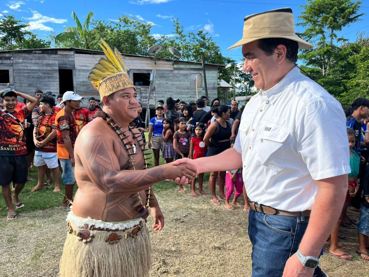 Deputado Abdala Fraxe participa de inauguração de ginásio e abertura dos Jogos Olímpicos Indígenas em Alvarães
