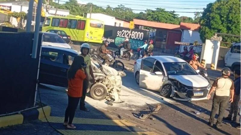 Veículo explode após colisão grave e trava trânsito na Zona Centro-Sul