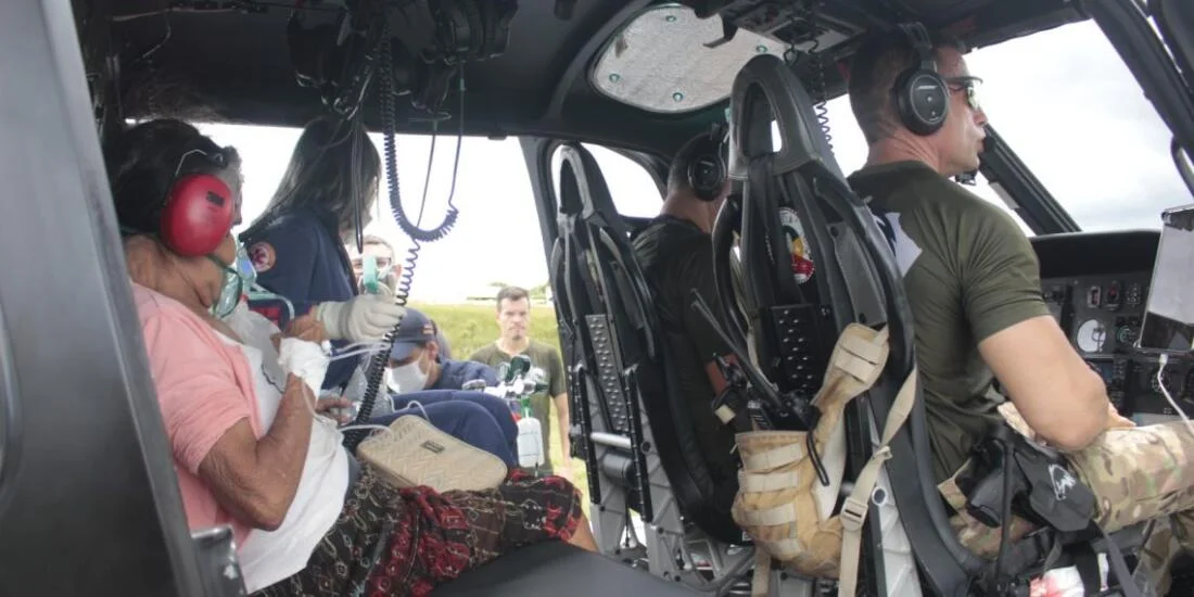 Helicóptero do Dioa salva idosa com pneumonia grave em comunidade rural de Manaus