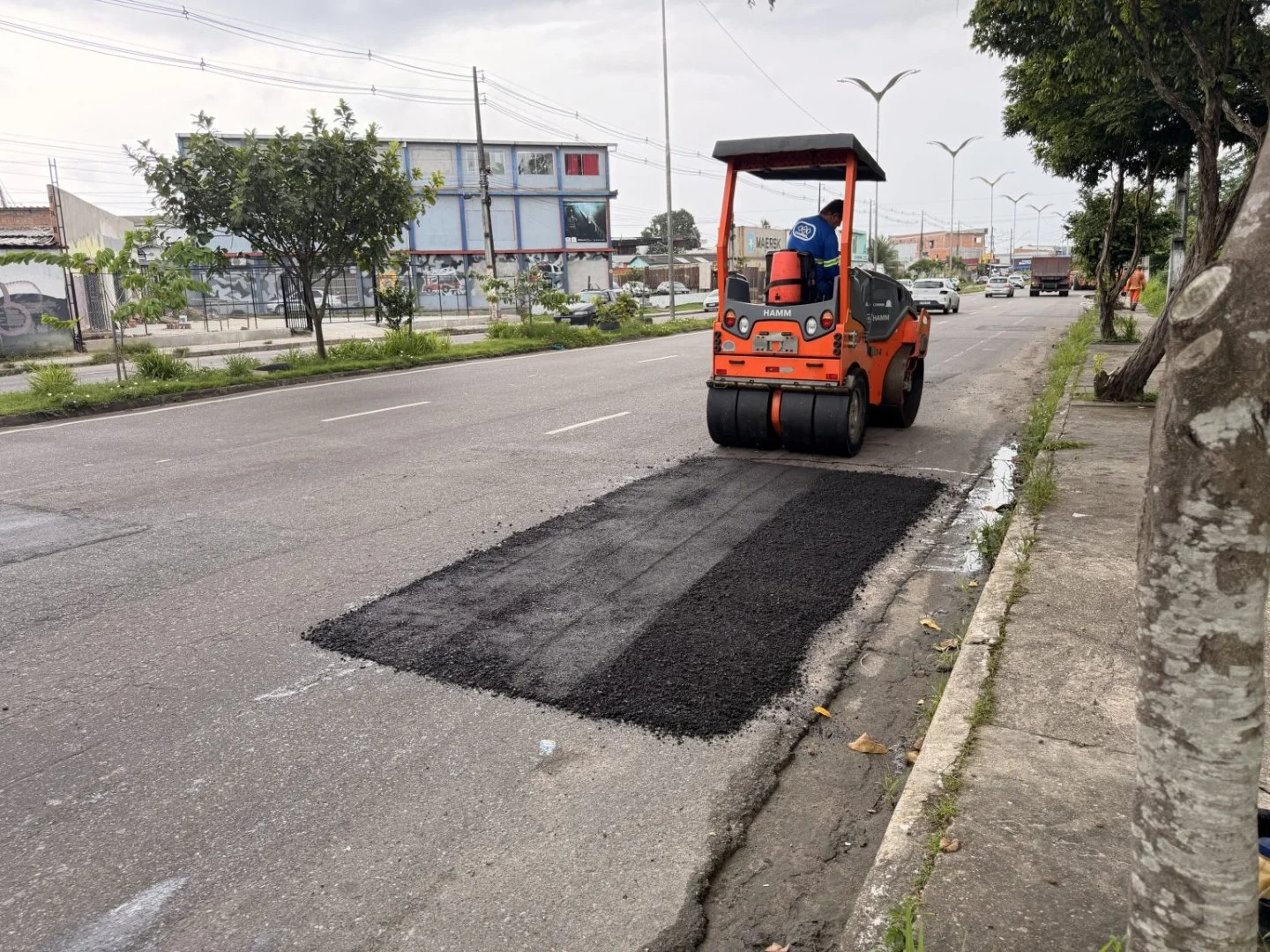 Prefeitura reforça manutenção asfáltica na avenida Nathan Xavier, importante corredor viário da zona Norte