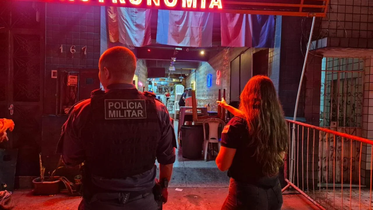 Fiscalização volta às ruas do Centro de Manaus, flagra deboche de donos de bares e recolhe mesas e cadeiras