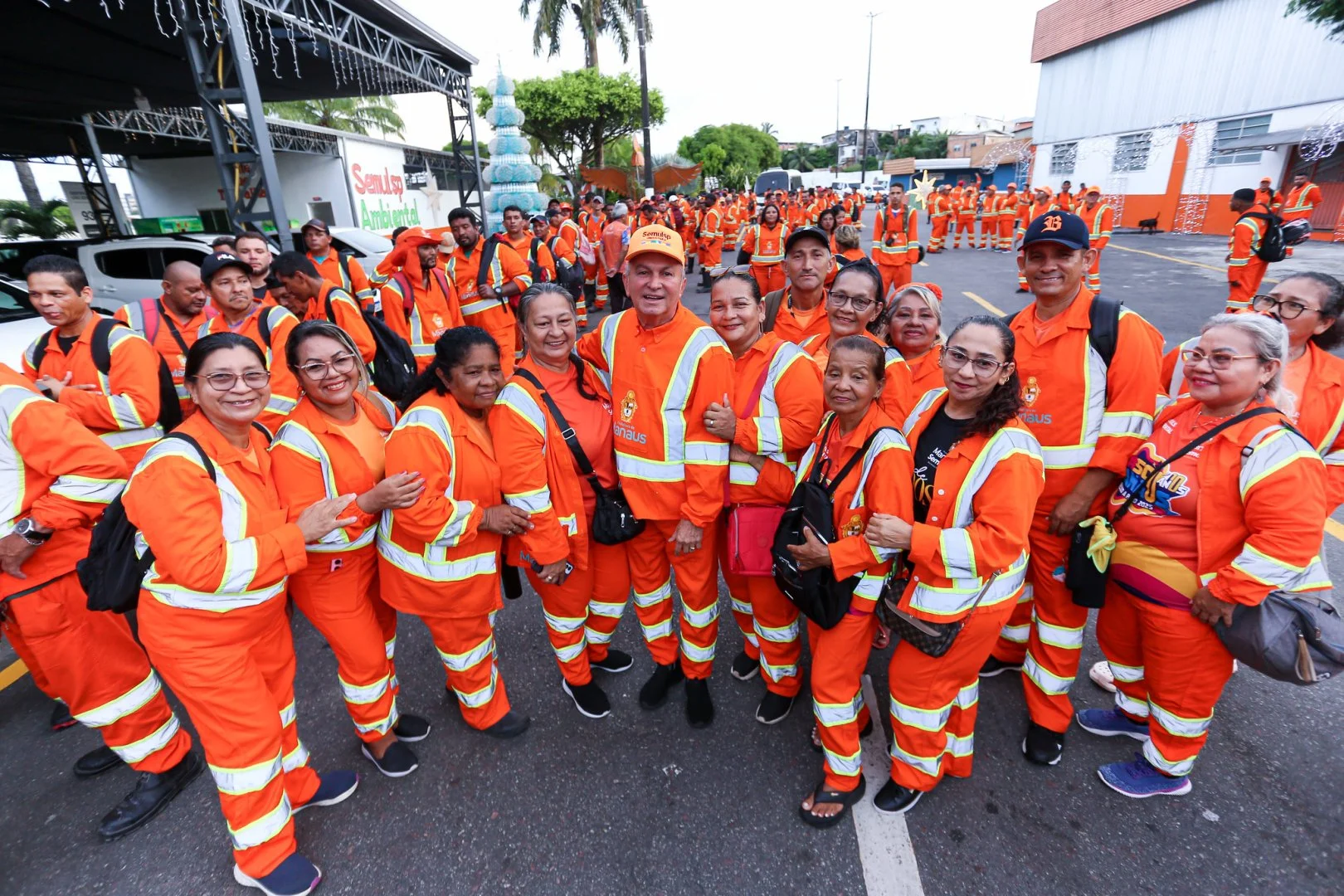 Prefeitura de Manaus mobiliza mais de 500 trabalhadores em operação noturna de limpeza nas zonas Norte e Leste