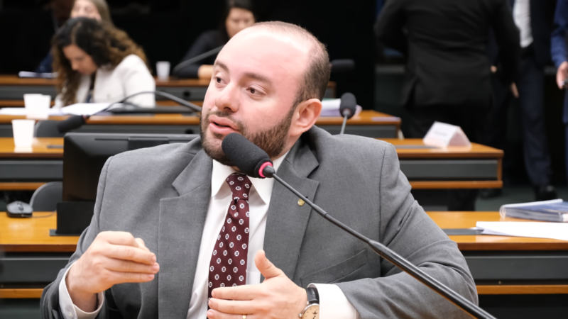 Deputado Fausto Júnior rebate fake news e reafirma apoio ao fim da escala 6x1