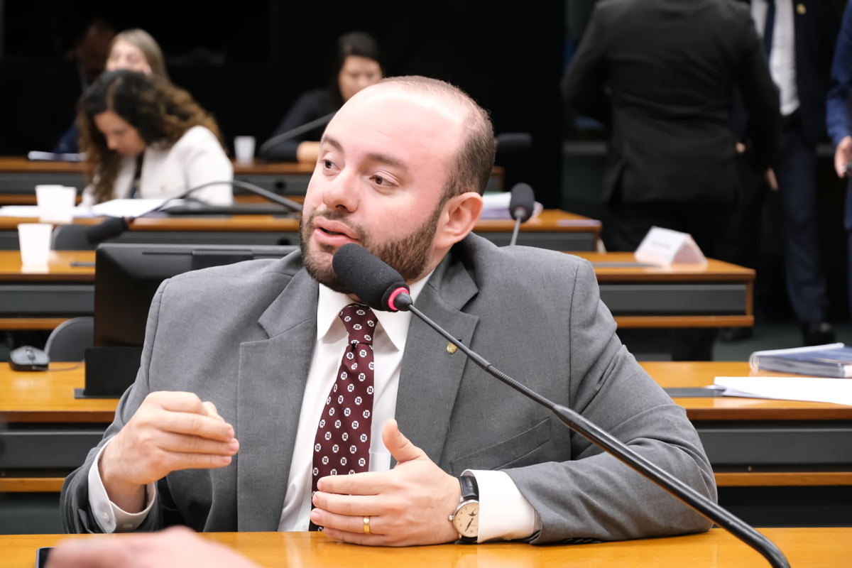 Deputado Fausto Júnior rebate fake news e reafirma apoio ao fim da escala 6x1