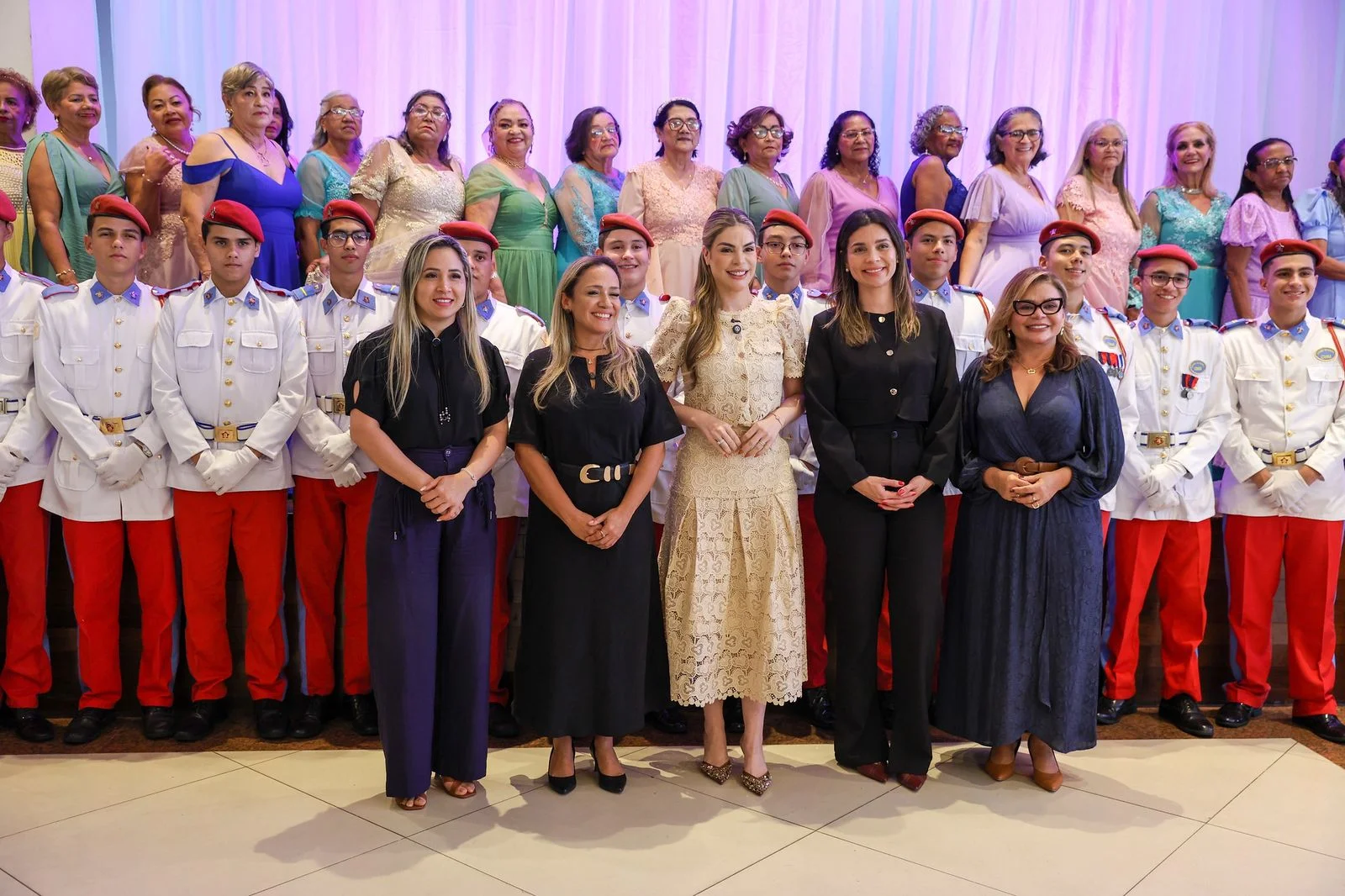 Durante baile 'Rosas de Maio', primeira-dama Thaisa Cidade destaca a importância do trabalho social do Estado no acolhimento e qualidade de vida das mulheres participantes