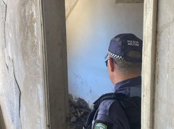 Ossada humana é achada em prédio abandonado dos Correios; polícia suspeita de crime em série