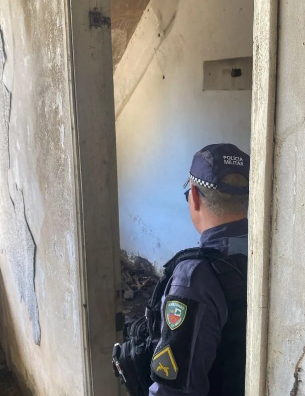 Ossada humana é achada em prédio abandonado dos Correios; polícia suspeita de crime em série