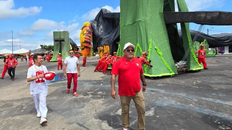 Garantido quebra o protocolo e antecipa saída de alegorias gigantes para a concentração