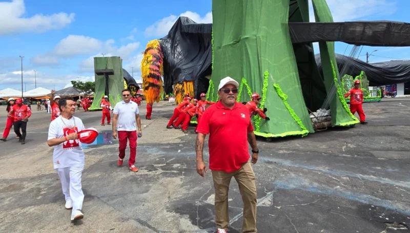 Garantido quebra o protocolo e antecipa saída de alegorias gigantes para a concentração
