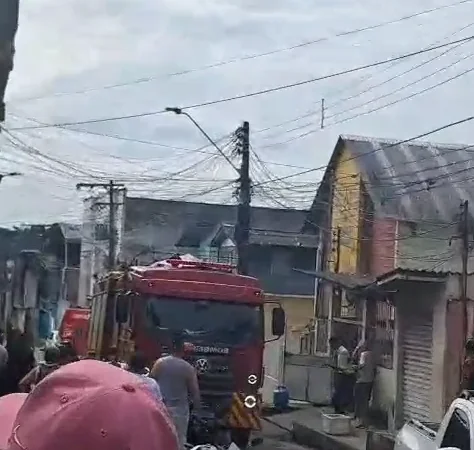 Curto-circuito destrói casa na Zona Leste; empresários e vizinhos evitam desastre maior
