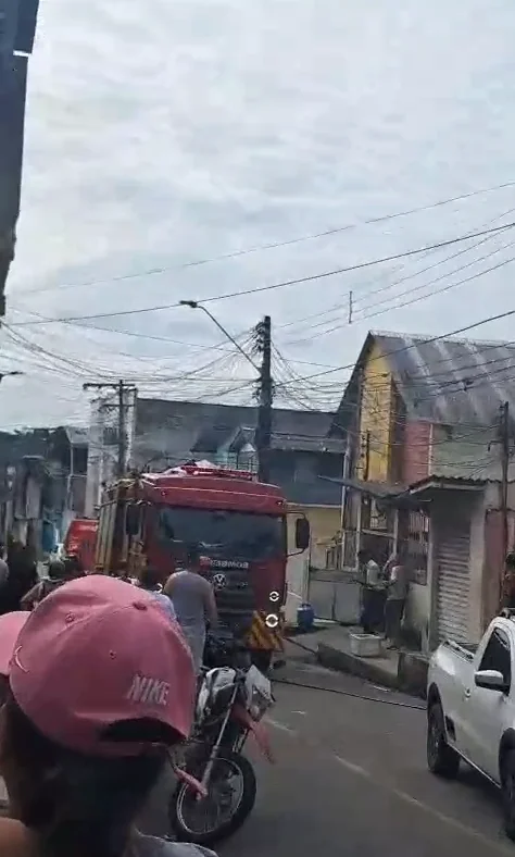Curto-circuito destrói casa na Zona Leste; empresários e vizinhos evitam desastre maior