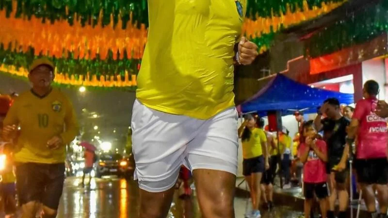 Sob chuva, Ivo Neto lidera corrida de 5 km e arrasta multidão no Morro da Liberdade