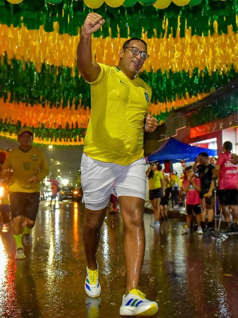 Sob chuva, Ivo Neto lidera corrida de 5 km e arrasta multidão no Morro da Liberdade