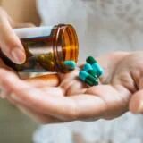 Automedicação pode mascarar doenças graves; saiba diferenciar sintomas e alertas