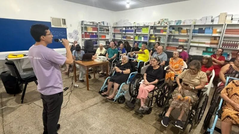 Prefeitura de Manaus leva orientação sobre segurança digital a residentes da Fundação Doutor Thomas