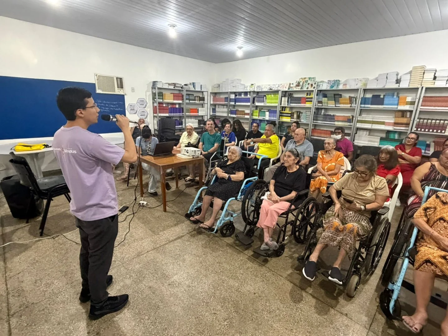 Prefeitura de Manaus leva orientação sobre segurança digital a residentes da Fundação Doutor Thomas