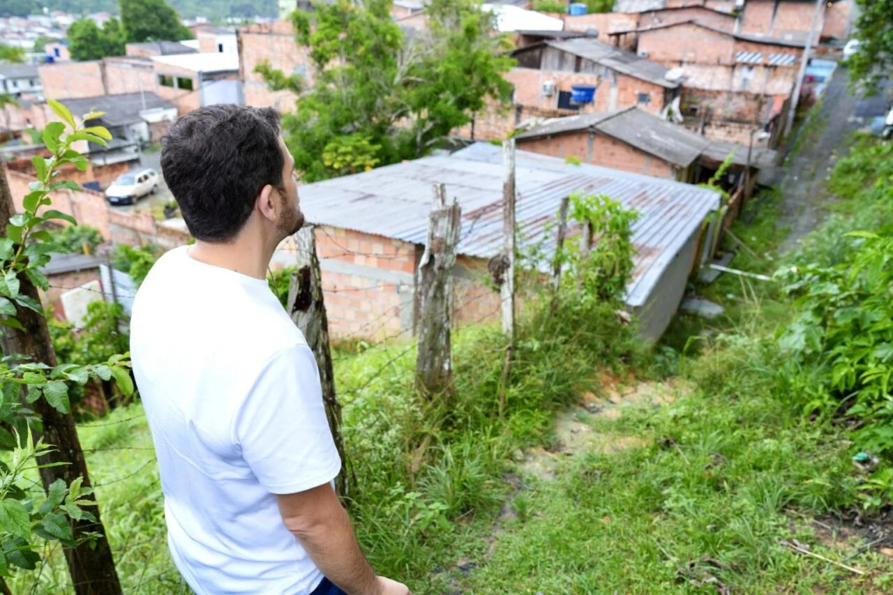 Prefeito Renato Junior atende pedido comunitário e determina construção de escada de acesso na zona Norte