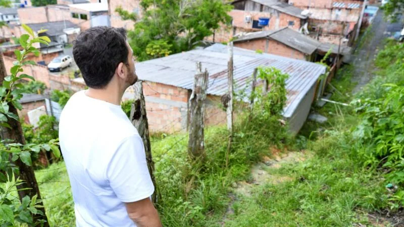 Prefeito Renato Junior atende pedido comunitário e determina construção de escada de acesso na zona Norte
