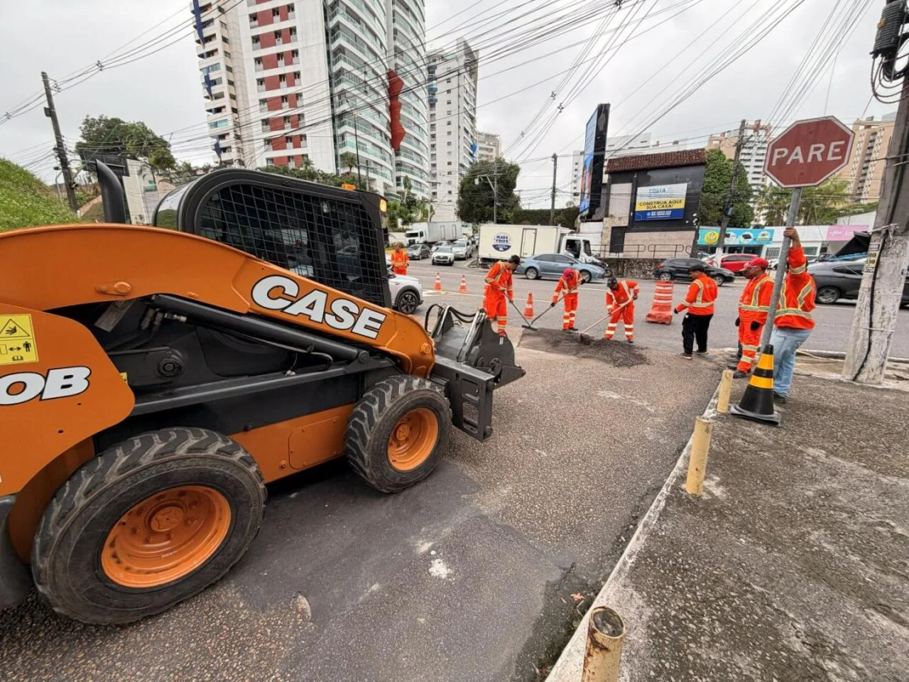 Prefeitura de Manaus avança com operação ‘Tapa-Buracos’ no bairro Parque 10 de Novembro e melhora mobilidade na região 