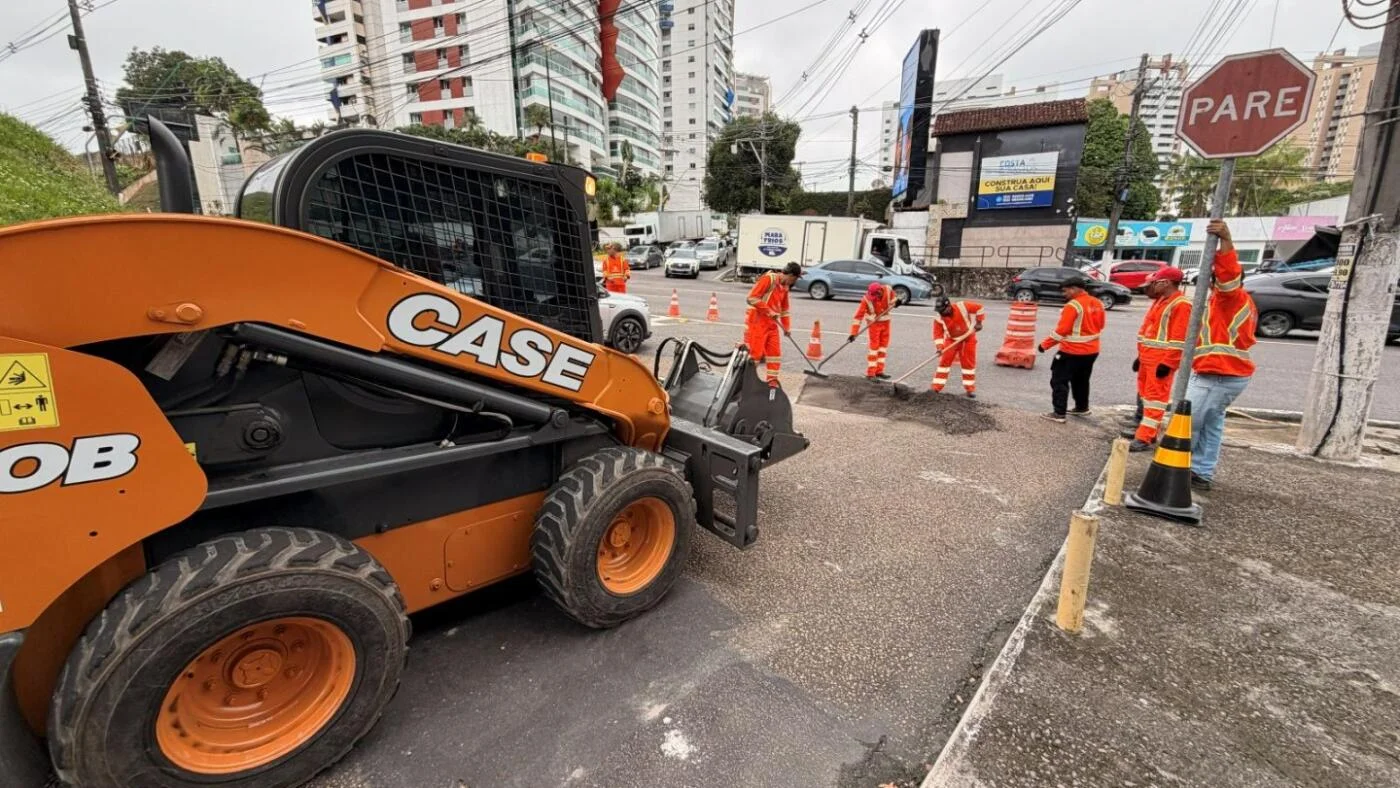 Prefeitura de Manaus avança com operação ‘Tapa-Buracos’ no bairro Parque 10 de Novembro e melhora mobilidade na região 