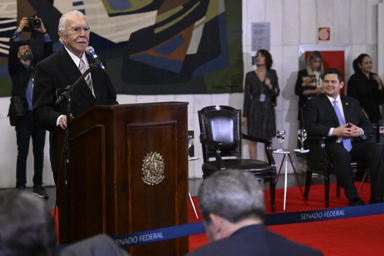 Noite histórica no Congresso Nacional celebra legado literário de José Sarney