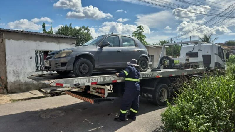 Veículos abandonados e estacionamento irregular são alvo de fiscalização da Prefeitura de Manaus
