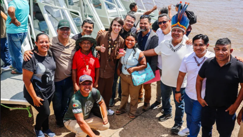 Amom entrega três lanchas para atendimento de povos indígenas no Amazonas
