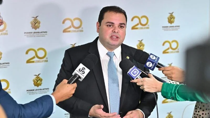 Roberto Cidade cria comissão com salários de secretário executivo em meio a crise no AM