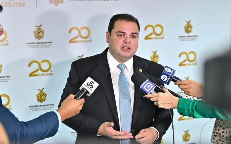 Roberto Cidade cria comissão com salários de secretário executivo em meio a crise no AM