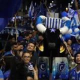 Mais de 60 mil pessoas invadem as ruas de Parintins no tradicional Boi de Rua do Caprichoso