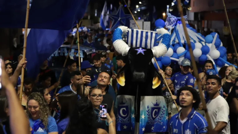 Mais de 60 mil pessoas invadem as ruas de Parintins no tradicional Boi de Rua do Caprichoso - Portal Remador