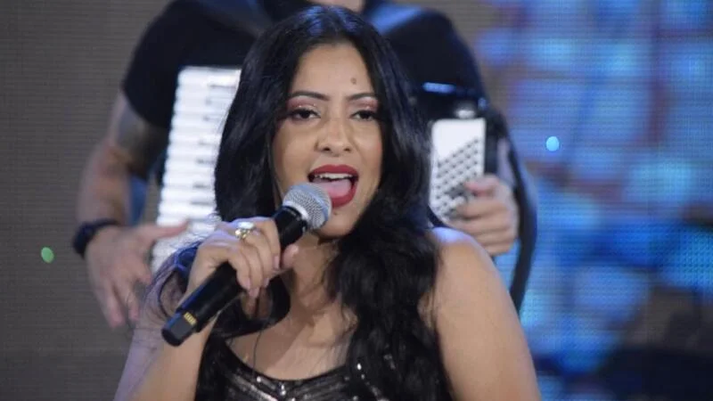 Valéria Alves: a voz do arrocha que conquista o Brasil com talento, carisma e emoção