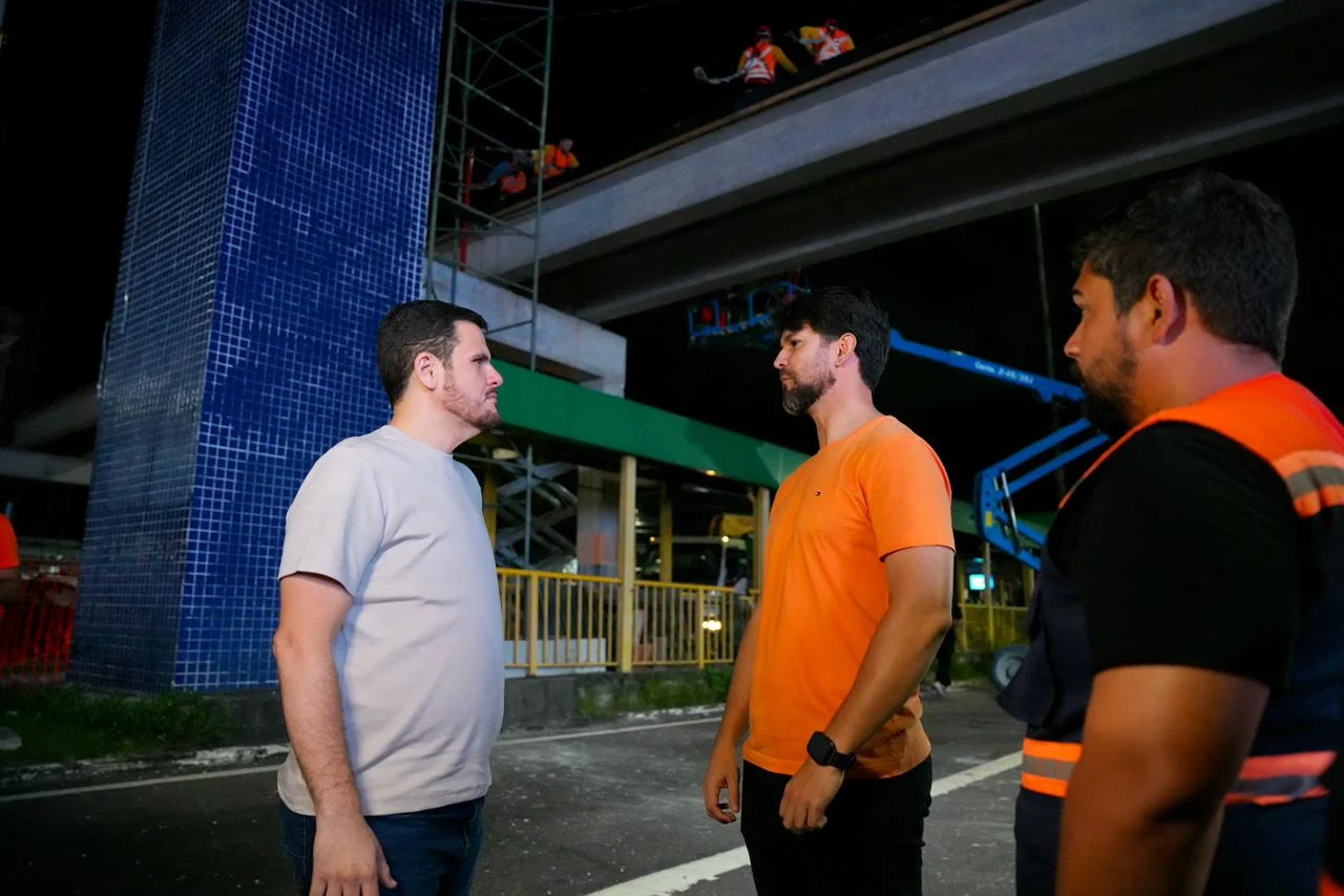 Renato Junior fiscaliza concretagem da nova passarela da Torquato Tapajós e anuncia ampliação de altura para evitar novos acidentes