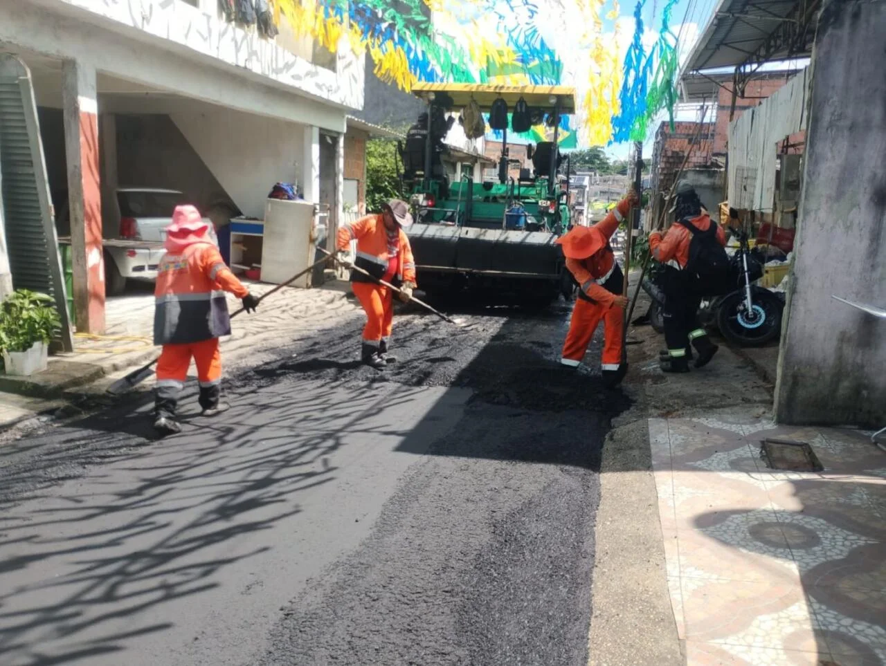 Prefeitura de Manaus avança com recapeamento asfáltico de 260 metros no bairro Flores e fortalece mobilidade urbana