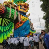 Festival de Parintins 2026: Translado das alegorias mobiliza cerca de 400 trabalhadores dos bois Caprichoso e Garantido