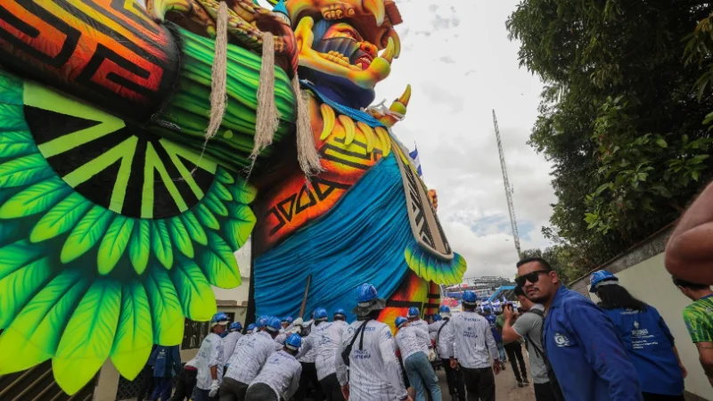Festival de Parintins 2026: Translado das alegorias mobiliza cerca de 400 trabalhadores dos bois Caprichoso e Garantido