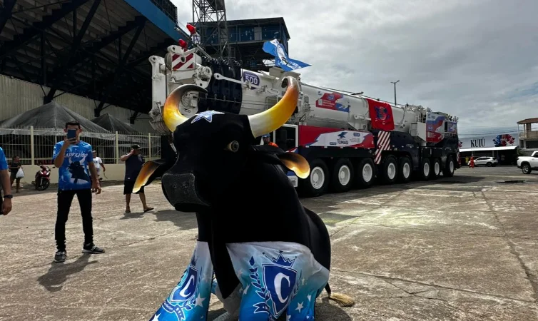 Guindaste AC 500 Terex desembarca em Parintins para montagem das alegorias do Boi Caprichoso