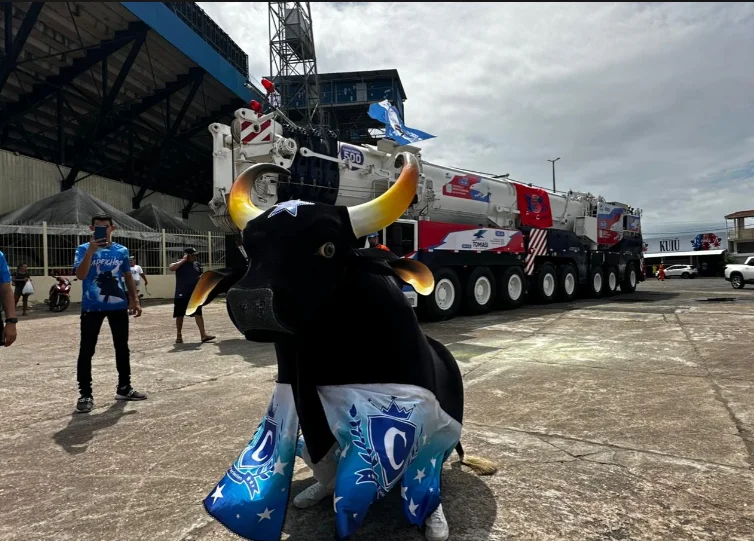 Guindaste AC 500 Terex desembarca em Parintins para montagem das alegorias do Boi Caprichoso